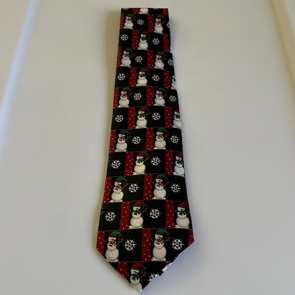 Hallmark Novelties Men’s Christmas Tie. Decorated With Snowmen And Snowflakes.